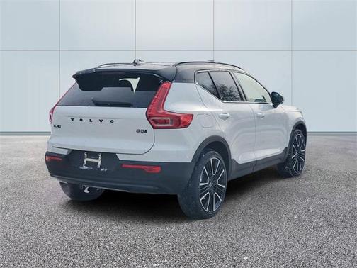 2026 Volvo XC40 B5 Ultra Black Edition