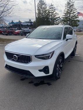 Crystal White Pearl 2025 Volvo XC40 B5 Ultra Bright Theme