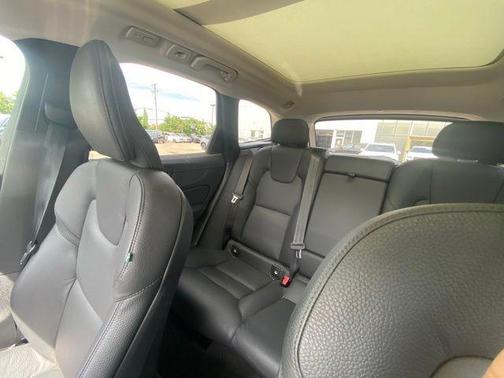 Onyx Black Metallic 2024 Volvo XC60 B5 Plus Dark Theme