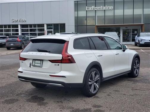 2025 Volvo V60 Cross Country B5 Plus