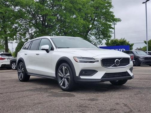 2025 Volvo V60 Cross Country B5 Plus