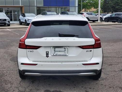 2025 Volvo V60 Cross Country B5 Plus
