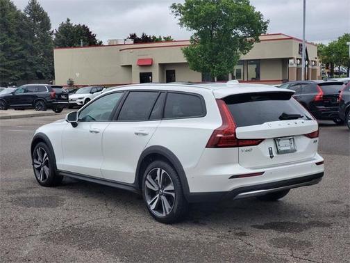 2025 Volvo V60 Cross Country B5 Plus