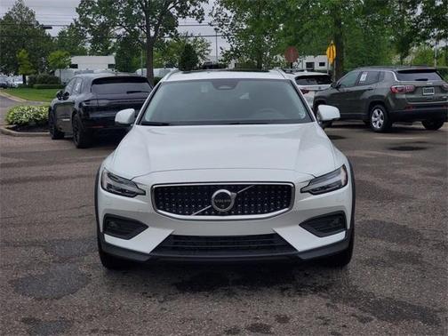 2025 Volvo V60 Cross Country B5 Plus