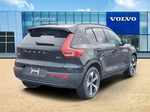 Onyx Black 2026 Volvo XC40 B5 Core
