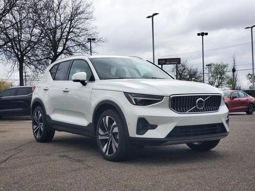 Crystal White Pearl 2025 Volvo XC40 B5 Ultra Bright Theme