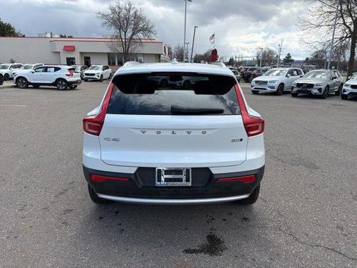 Crystal White Pearl 2025 Volvo XC40 B5 Ultra Bright Theme