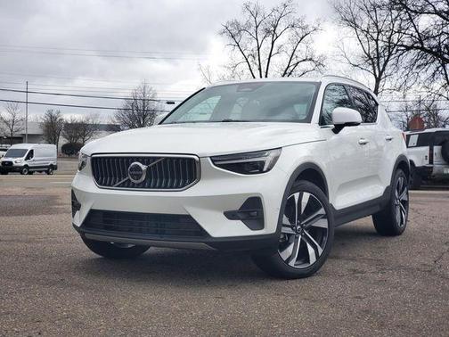 Crystal White Pearl 2025 Volvo XC40 B5 Ultra Bright Theme