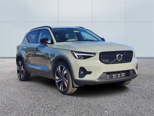 2025 Volvo XC40 B5 Plus Dark Theme