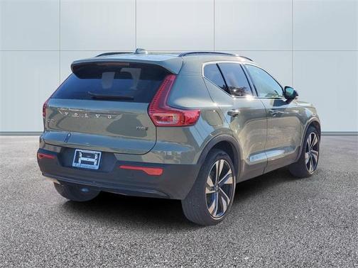 2025 Volvo XC40 B5 Plus Dark Theme