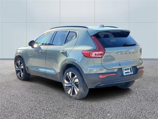 2025 Volvo XC40 B5 Plus Dark Theme