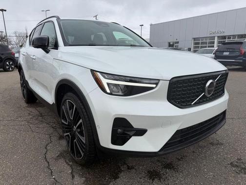 2023 Volvo XC40 B5 Plus Dark Theme