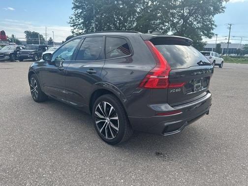 2023 Volvo XC60 B5 Plus Dark Theme