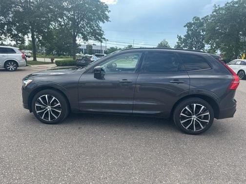 2023 Volvo XC60 B5 Plus Dark Theme