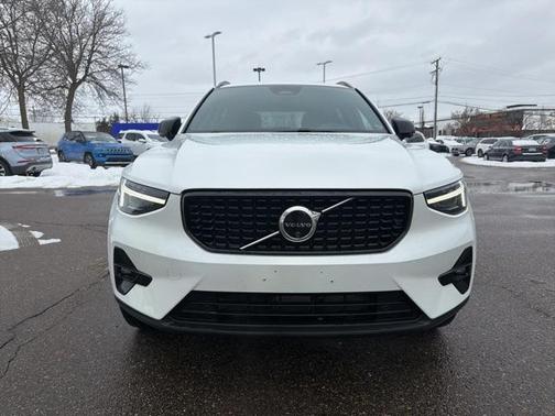 2024 Volvo XC40 B5 Ultimate Dark Theme
