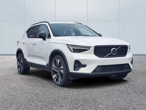 2024 Volvo XC40 B5 Ultimate Dark Theme