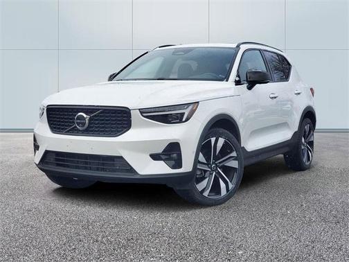 2024 Volvo XC40 B5 Ultimate Dark Theme