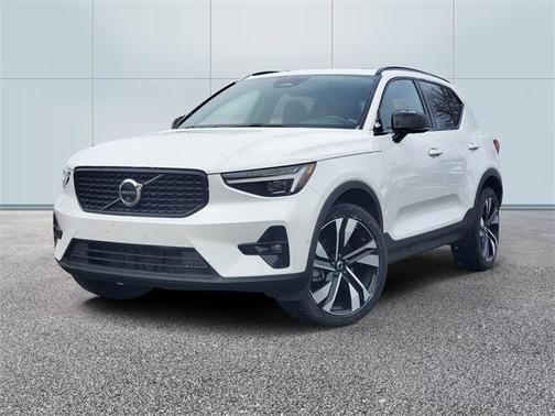 2024 Volvo XC40 B5 Ultimate Dark Theme