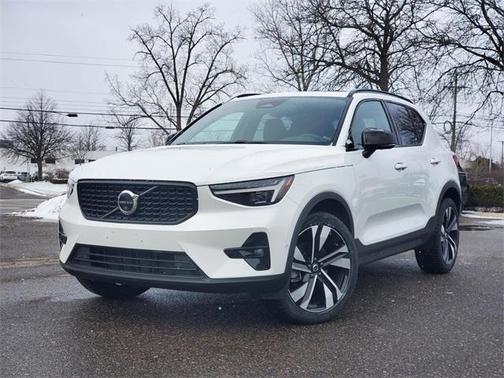 2024 Volvo XC40 B5 Ultimate Dark Theme
