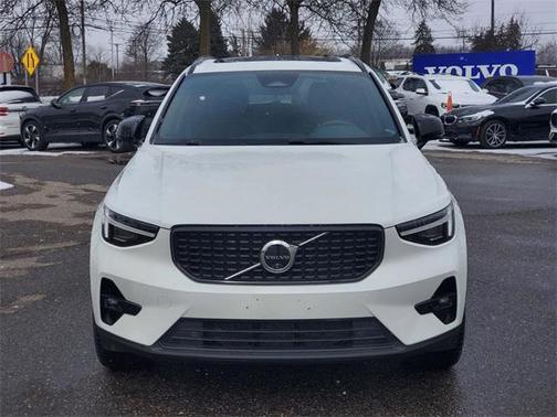 2024 Volvo XC40 B5 Ultimate Dark Theme