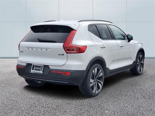 2024 Volvo XC40 B5 Ultimate Dark Theme