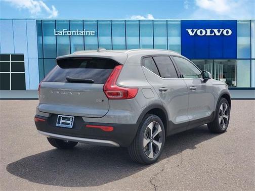 2025 Volvo XC40 B5 Core Bright Theme