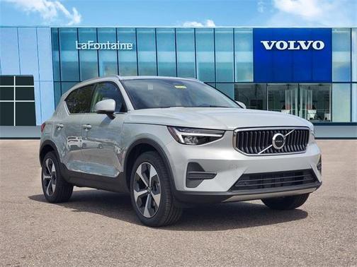 2025 Volvo XC40 B5 Core Bright Theme