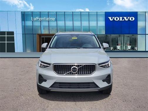 2025 Volvo XC40 B5 Core Bright Theme
