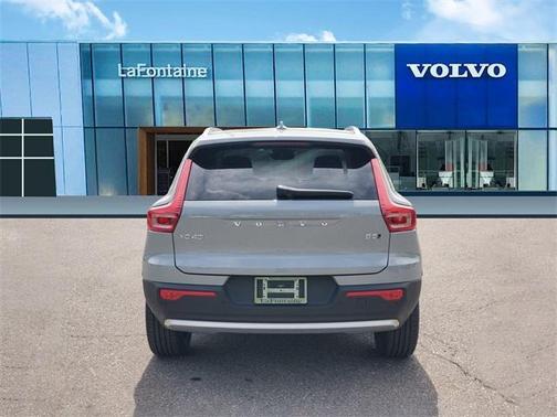 2025 Volvo XC40 B5 Core Bright Theme