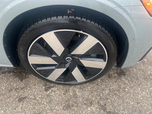 2024 Volvo S60 Recharge Plug-In Hybrid T8 Ultimate Dark Theme