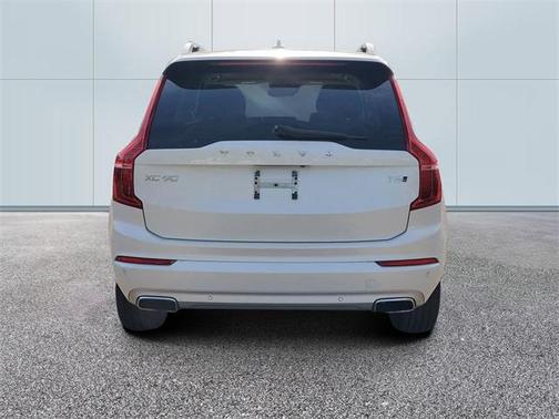 2016 Volvo XC90 T6 Momentum