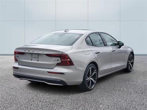 2023 Volvo S60 B5 Plus Dark Theme