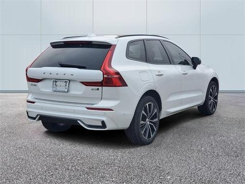 2023 Volvo XC60 B5 Ultimate Dark Theme