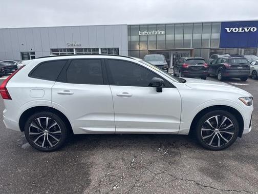 2023 Volvo XC60 B5 Ultimate Dark Theme