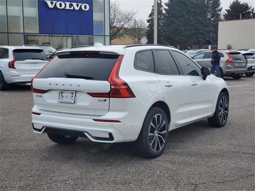 2023 Volvo XC60 B5 Ultimate Dark Theme