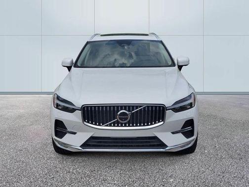 Crystal White Metallic 2023 Volvo XC60 B5 Plus Bright Theme