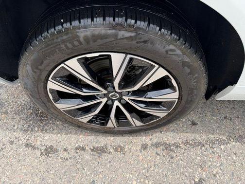 Crystal White Metallic 2023 Volvo XC60 B5 Plus Bright Theme