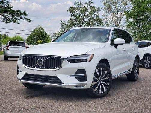 Crystal White Metallic 2023 Volvo XC60 B5 Plus Bright Theme