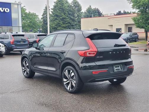 2025 Volvo XC40 B5 Plus Dark Theme
