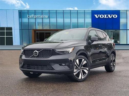 2025 Volvo XC40 B5 Plus Dark Theme