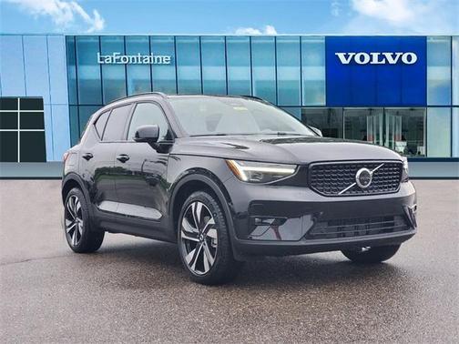 2025 Volvo XC40 B5 Plus Dark Theme