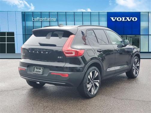 2025 Volvo XC40 B5 Plus Dark Theme