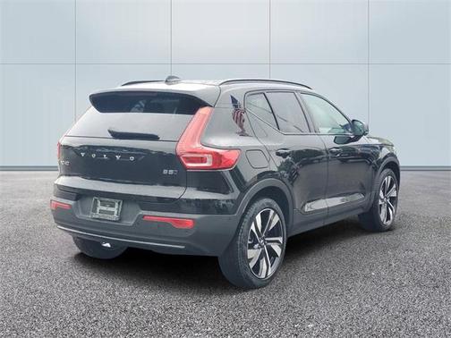 2025 Volvo XC40 B5 Plus Dark Theme