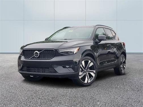 2025 Volvo XC40 B5 Plus Dark Theme