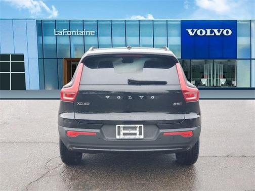 2025 Volvo XC40 B5 Plus Dark Theme
