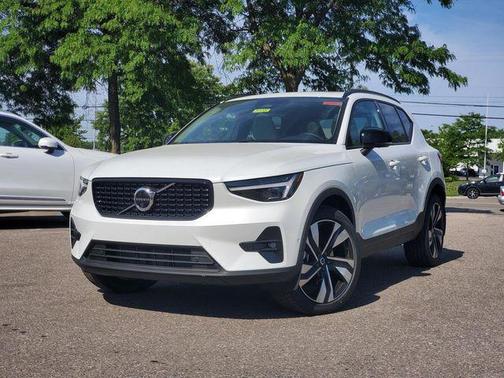 Crystal White 2026 Volvo XC40 B5 Plus
