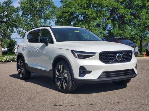 Crystal White 2026 Volvo XC40 B5 Plus