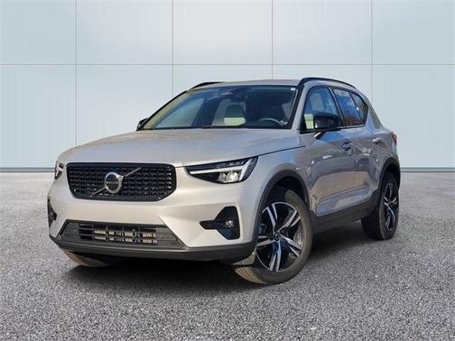 2023 Volvo XC40 B5 Plus Dark Theme