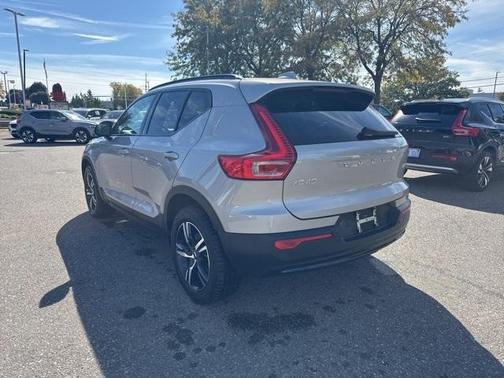 2023 Volvo XC40 B5 Plus Dark Theme