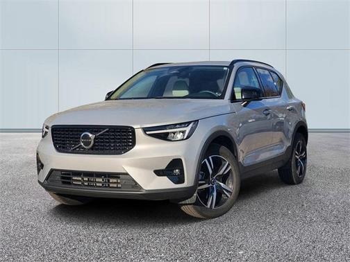 2023 Volvo XC40 B5 Plus Dark Theme